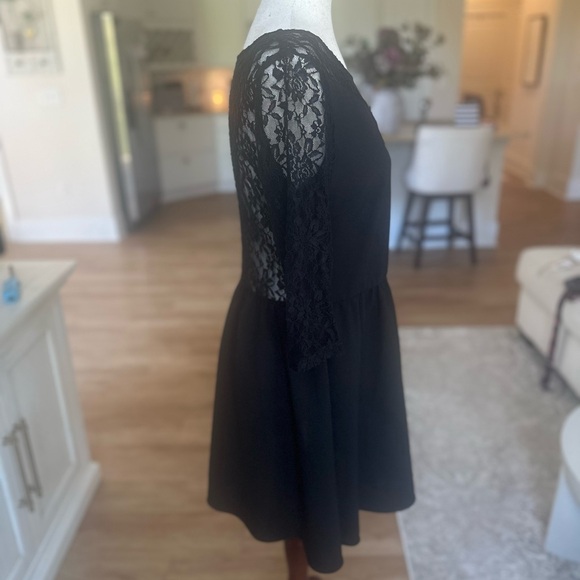 Black lace dress - Picture 2 of 5